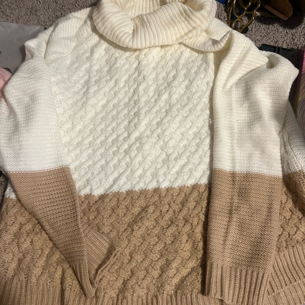 Major Label Major Women's Cream and Tan Sweater